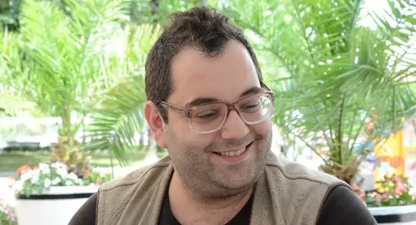 Мечок пази мястото на татко до Християна, докато Георгиос Филаделфевс пее в Русе