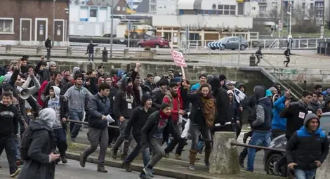 Шок в Кале! Бежанци щурмуваха пристанище и завзеха ферибот