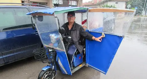 Електрическа триколка превърната в семеен автомобил за пазаруване