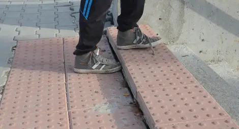 Пропадна тротоар пред подлеза на Кръговото