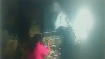 Кадри показват как акушерката посяга на бебето