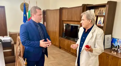 Пенчо Милков връчи златна значка &bdquo;Русе&ldquo; на музиканта Пламен Загоров