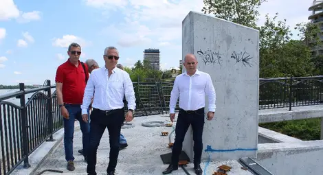 Изпитват здравината на пасарелката до Облеклото