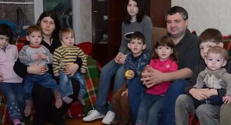 Социалните изведоха 11-те деца от дома на многодетна фамилия