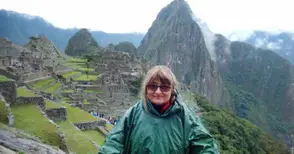 Докосване до Латинска Америка: Улици, квартали, сгради, храмове, олтари, шествия - вървим заедно с Анна и разбираме, че е добър водач