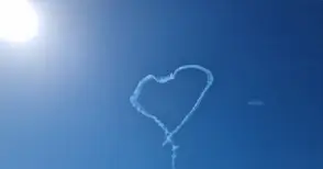 Фигури от висшия пилотаж и зрелищна въздушна акробатика на летището в Щръклево