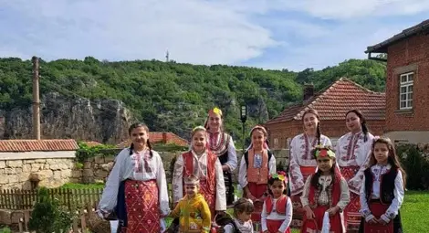 Едногодишната Ели беше най-малката лазарка в Кошов Едногодишната Ели беше най-малката лазарка в Кошов