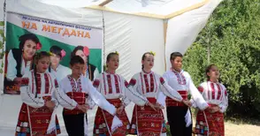 Самодейци от Ценово танцуваха и пяха на празник в Писарево