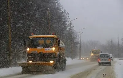 Усложнена е пътната обстановка в Централна и Северна България заради снеговалеж