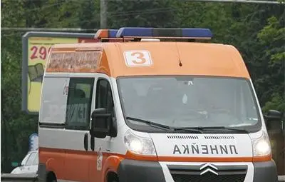 Линейка се заби в кола с бременна и изгоря заради запалено стърнище край Павликени