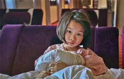 Китаец остави внучката си за залог в публична баня близо месец