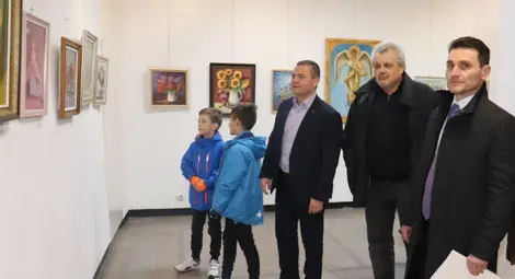 Отдясно наляво: Новият зам.областен Людмил Христов, шефът на русенското дружество на художниците Николай Колев, кметът на Русе Пенчо Милков.                                         Снимка: ОА