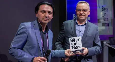 Хакан Екмен, Global Networks Lead, Comms Industry в umlaut връчва сертификата на Спас Велинов, главен директор "Технологии" в Yettel България Хакан Екмен, Global Networks Lead, Comms Industry в umlaut връчва сертификата на Спас Велинов, главен директор "Технологии" в Yettel България