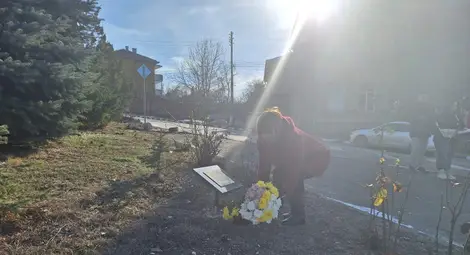 Възпоменателна церемония в Юпер почете паметта на майка и дъщеря, станали жертви на домашно насилие /галерия/