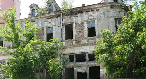 Бездомници превзеха изоставена сграда паметник на културата