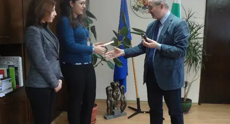 Символът на знанието и упоритостта посрещна две стажантки в областта Символът на знанието и упоритостта посрещна две стажантки в областта