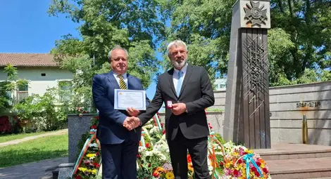 Най-дългогодишният директор на СУ &bdquo;Христо Ботев&ldquo; Теодор Коцев  бе отличен със знака на областния управител на Русе