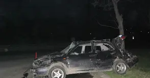 37-годишен без книжка с опасност  за живота след преобръщане с кола