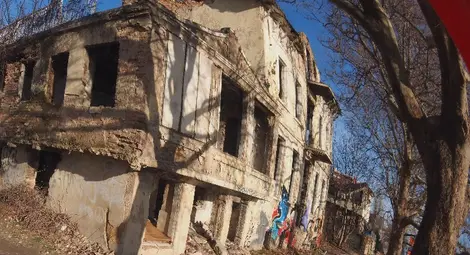 Призрачна къща на входа на Варна /галерия/