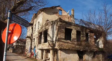 Призрачна къща на входа на Варна /галерия/