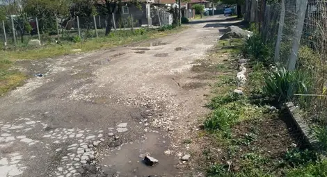 Живеещите на разбитата улица &bdquo;Стряма&ldquo;: От години никой не чува молбите ни за ремонт