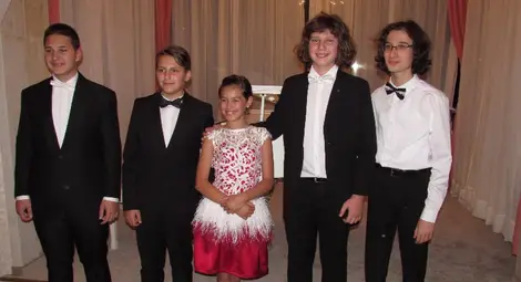 Николай Димитров /крайният вдясно/ и Вероника Илиева с трима от другите талантливи пианисти. 	 Снимка: Личен архив