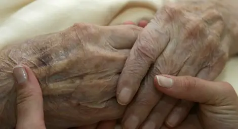 Нежелана: Баба живее в болница вече трети месец!