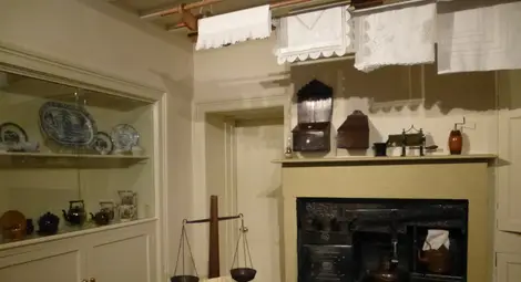 Непознатата Емили с аромат на прясно изпечен хляб Непознатата Емили с аромат на прясно изпечен хляб