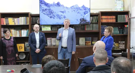 Световна компания за мебелен обков откри учебно-демонстрационен център в Гимназията по дървообработване в Русе Световна компания за мебелен обков откри учебно-демонстрационен център в Гимназията по дървообработване в Русе