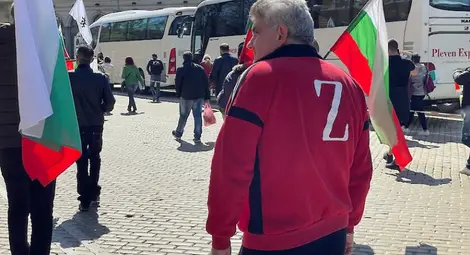 "Възраждане" докара протестиращи с автобуси и "Z" на гърбовете