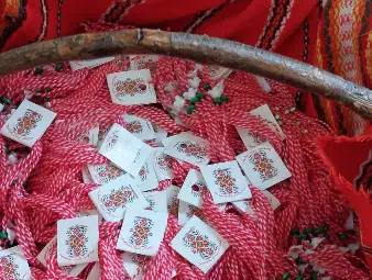 Баба Марта бързала, мартенички вързала в русенското училище "Христо Ботев"