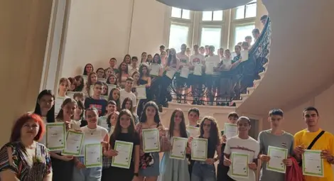 Център „Диалог“ отново се поздрави с куп отличници на изпитите след 7 клас Център „Диалог“ отново се поздрави с куп отличници на изпитите след 7 клас