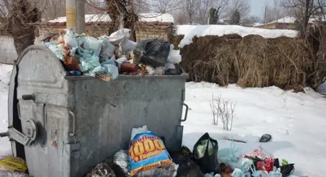 Червена вода и Басарбово оставени с преливащи контейнери по празниците