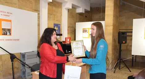 Никол Върбанова от 9А клас в СУ &bdquo;Христо Ботев&ldquo; получава наградата си. 				Снимка: Община Русе