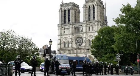 Френската полиция е стреляла по нападател пред катедралата &bdquo;Света Богородица&ldquo;