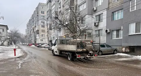 Над 150 служители са мобилизирани за обработка на тротоарите срещу заледяване