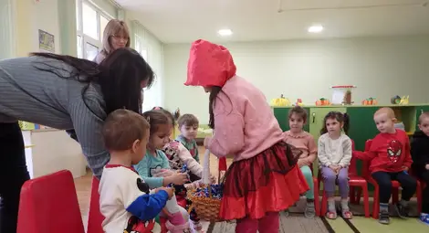 Герои от приказки четоха пред деца в Ценово