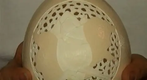 Американец гравира картата на България върху щраусово яйце