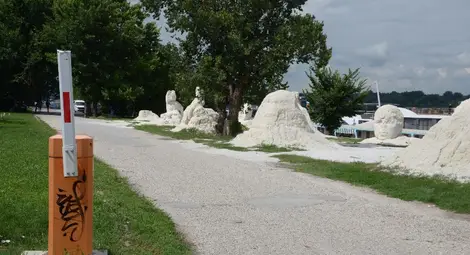 Коли пак тръгнаха по крайбрежната алея заради счупена бариера