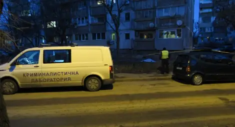 Мобилната криминалистична лаборатория бе изпратена след сигнала за открито тяло пред блок „Родина“. Снимки: Русе Медиа Мобилната криминалистична лаборатория бе изпратена след сигнала за открито тяло пред блок „Родина“. Снимки: Русе Медиа