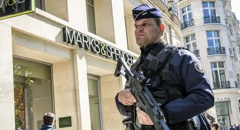 Мол в Париж е евакиуиран заради въоръжен мъж Мол в Париж е евакиуиран заради въоръжен мъж