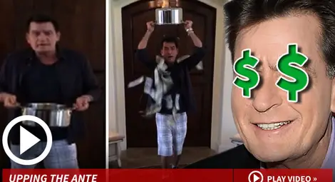 Чарли Шийн се заля с банкноти, вместо с ледена вода (видео)