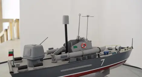 След 30-годишна пауза Мартин Конов отново прави макети на кораби. Този път от... боклуци