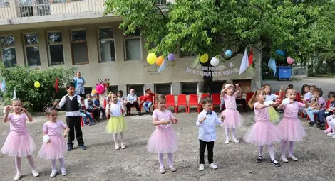 Детска градина "Роза" в Семерджиево изпрати с тържество и сърдечни пожелания бъдещите първокласници /галерия/