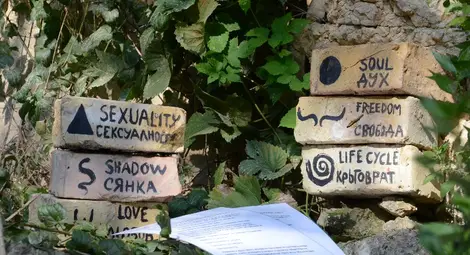 Червен стол върху стълб и тухли-чувства вдъхнови &bdquo;Ломея&ldquo;