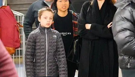 Анджелина Джоли на разходка в Ню Йорк с децата си