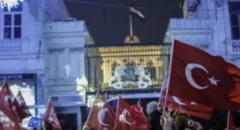 Свалиха знамето на Холандия от мисията в Истанбул, замениха го с турско
