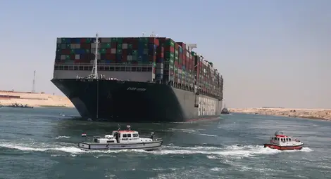 Бизнесът настръхна: Ever Given отново минава през Суецкия канал