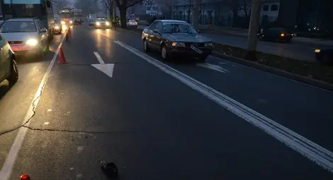 79-годишна жена се бори за оцеляване след неправилно пресичане в час пик