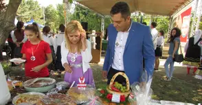 Кулинарни изкушения, местни обичаи и  изложби на фолклорния събор в Новград